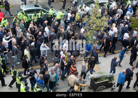 Ventole di speroni scortato la polizia derby match Arsenal folla Foto Stock
