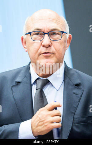 Lussemburgo, Lux, Lussemburgo. Xiii oct, 2014. Ministro delle finanze francese Michel Sapin durante un eurogruppo incontro presso la sede centrale dell'UE al Kirchberg Centro Conferenze a livello europeo la sede del Consiglio di Lussemburgo del 13.10.2014 Credito: Wiktor Dabkowski/ZUMA filo/Alamy Live News Foto Stock