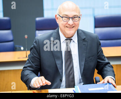 Lussemburgo, Lux, Lussemburgo. Xiii oct, 2014. Ministro delle finanze francese Michel Sapin durante un eurogruppo incontro presso la sede centrale dell'UE al Kirchberg Centro Conferenze a livello europeo la sede del Consiglio di Lussemburgo del 13.10.2014 Credito: Wiktor Dabkowski/ZUMA filo/Alamy Live News Foto Stock