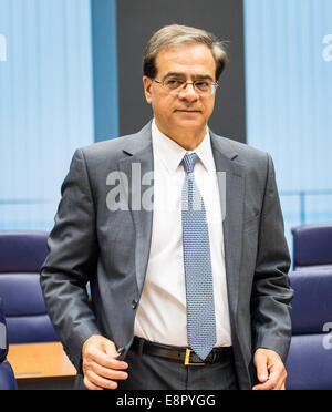 Lussemburgo, Lux, Lussemburgo. Xiii oct, 2014. Il Ministro greco delle finanze Gikas Chardouvelis durante un eurogruppo incontro presso la sede centrale dell'UE al Kirchberg Centro Conferenze a livello europeo la sede del Consiglio di Lussemburgo del 13.10.2014 Credito: Wiktor Dabkowski/ZUMA filo/Alamy Live News Foto Stock