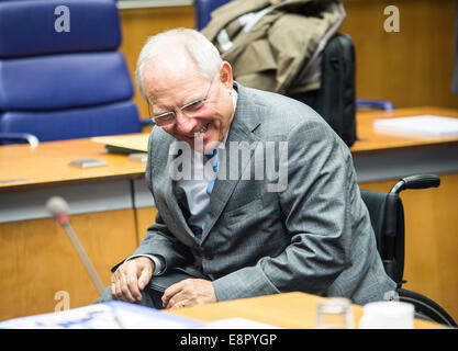 Lussemburgo, Lux, Lussemburgo. Xiii oct, 2014. Wolfgang Schauble, ministro federale tedesco delle finanze durante un eurogruppo incontro presso la sede centrale dell'UE al Kirchberg Centro Conferenze a livello europeo la sede del Consiglio di Lussemburgo del 13.10.2014 Credito: Wiktor Dabkowski/ZUMA filo/Alamy Live News Foto Stock