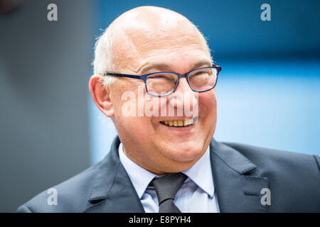 Lussemburgo, Lux, Lussemburgo. Xiii oct, 2014. Ministro delle finanze francese Michel Sapin durante un eurogruppo incontro presso la sede centrale dell'UE al Kirchberg Centro Conferenze a livello europeo la sede del Consiglio di Lussemburgo del 13.10.2014 Credito: Wiktor Dabkowski/ZUMA filo/Alamy Live News Foto Stock