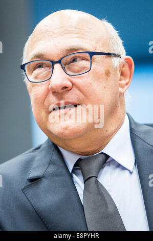 Lussemburgo, Lux, Lussemburgo. Xiii oct, 2014. Ministro delle finanze francese Michel Sapin durante un eurogruppo incontro presso la sede centrale dell'UE al Kirchberg Centro Conferenze a livello europeo la sede del Consiglio di Lussemburgo del 13.10.2014 Credito: Wiktor Dabkowski/ZUMA filo/Alamy Live News Foto Stock