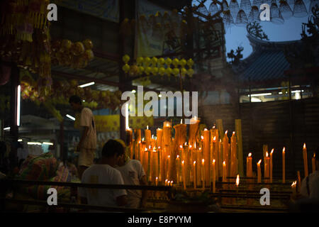Giallo candele bruciano davanti di Saan Jao Joe Sue Gong tempio durante l'annuale Festival vegetariano, Talad Noi, Bangkok, Thailandia Foto Stock