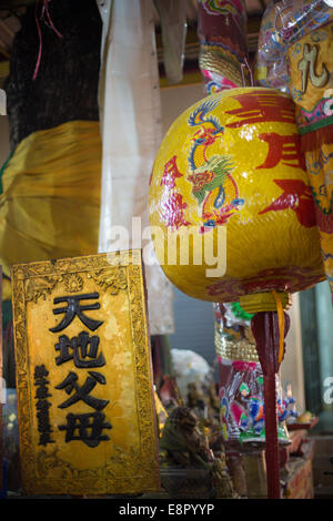 Lanterne di giallo e le placche su display a Saan Jao Joe Sue Gong tempio durante l'annuale Festival vegetariano, Talad Noi, Bangkok Foto Stock