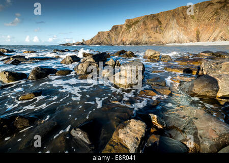 Marea sulle rocce a Hartland Quay, Cornwall Foto Stock