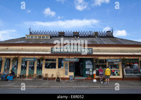 Il ristorante della stazione, ex stazione ferroviaria, porto di Dartmouth, Devon, South West England, Regno Unito Foto Stock