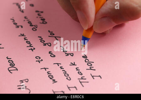 Scrivere la lettera ad un amico sulla carta rosa. Foto Stock