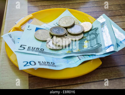 Pagamento in un ristorante francese con Euro Foto Stock