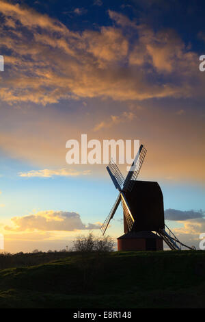 Il mulino a vento di Brill nel Buckinghamshire catturati al tramonto Foto Stock