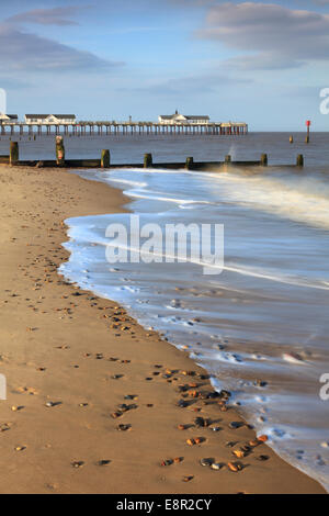 Southwold Pier catturato dalla spiaggia tramite un lungo la velocità dello shutter in blur il movimento in mare. Foto Stock
