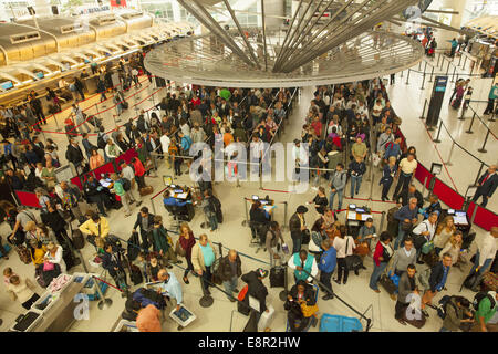 Compagnia aerea internazionale biglietterie nell'area partenze presso l'aeroporto JFK di New York City. Foto Stock