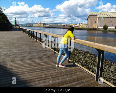 Ragazza giovane affacciato sul fiume Clyde Foto Stock