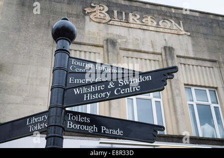 Informazioni turistiche segno posto in Chippenham WILTSHIRE REGNO UNITO con il resto del negozio segno per la ex Burton il sarto Foto Stock