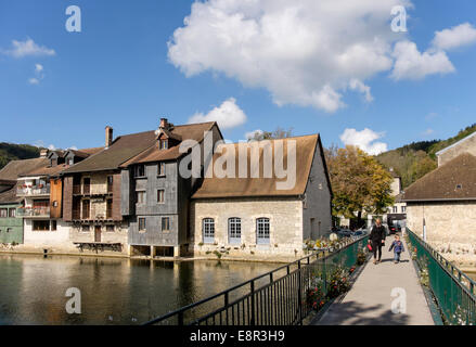 Fiume Loue passerella con pittoresche case antiche Loue Valley Town di Ornans, Doubs, Franche Comte, Francia, Europa Foto Stock
