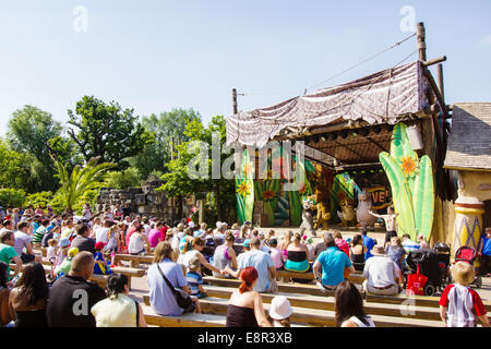 Madagascar live show al Chessington World of Adventures, Surrey, Regno Unito. Foto Stock