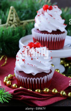 Festosa di velluto rosso tortine di Natale Impostazione tabella Foto Stock