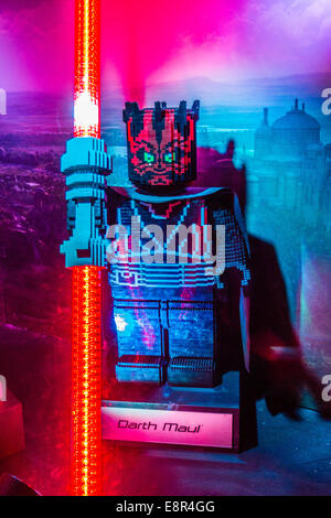 Darth Maul in guerre stellari mini mondo attrazione a Legoland Windsor, Londra, Inghilterra, Regno Unito. Foto Stock