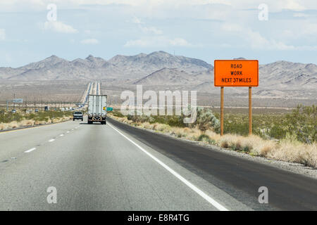 Segno 'lavori su strada il prossimo 37 miglia' sulla strada in California, Stati Uniti d'America Foto Stock