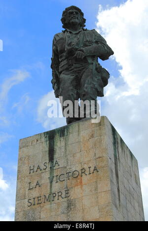 Che Guevara statua vicino al Che Guevara Mausoleo (Mausoleo Che Guevara) e Museo di Santa Clara, Cuba. Foto Stock