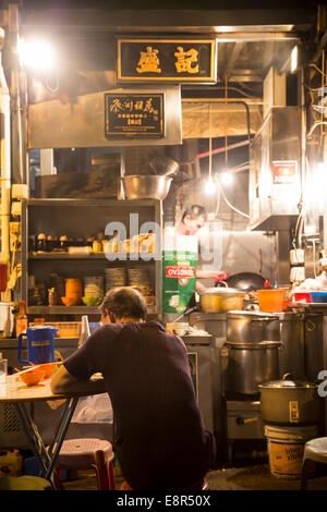 Il cliente e lo Chef del cotto-alimentare in stallo centrale, Hong Kong Foto Stock
