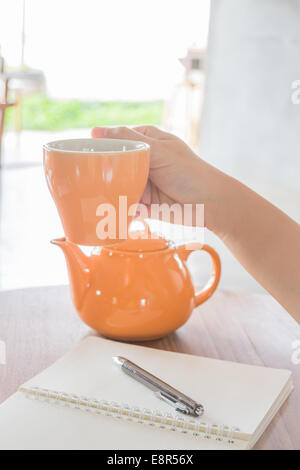 Tenere la mano sulla calda tazza di tè, stock photo Foto Stock