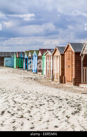 Una fila di tradizionali cabine sulla spiaggia, West Wittering beach Sussex England Regno Unito Foto Stock