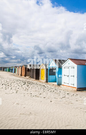 Una fila di tradizionali cabine sulla spiaggia, West Wittering beach Sussex England Regno Unito Foto Stock