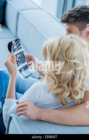 Gli amanti del Caucaso sul divano guardando Bella foto Foto Stock