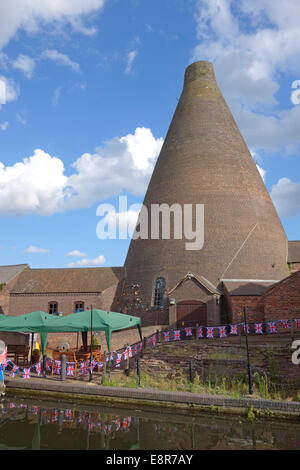 Stourbridge Canal e la Casa Rossa cono di vetro Museum, Wordsley, West Midlands, England, Regno Unito Foto Stock