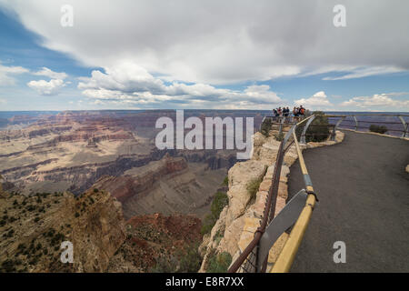 Le persone che visualizzano il Grand Canyon. Parco Nazionale del Grand Canyon, Arizona, Stati Uniti d'America Foto Stock