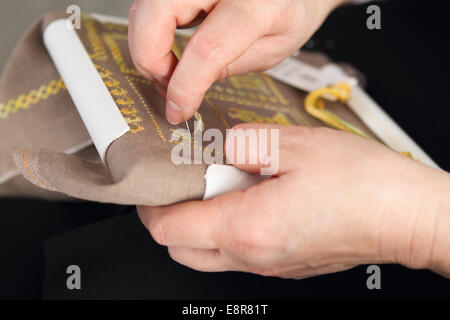 Il processo di lavorazione su un pezzo di ricamo. Close up Foto Stock