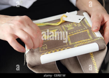 Il processo di lavorazione su un pezzo di ricamo. Close up Foto Stock