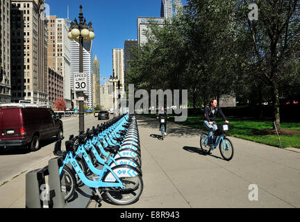 Chicago Divvy bike la stazione di noleggio su Michigan Avenue di fronte il Millennium Park. Foto Stock