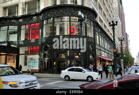 Ornate Iron Works all'entrata di che cosa ha usato essere Chicago's Carson Pirie Scott store su State Street. Ora un negozio di destinazione. Foto Stock