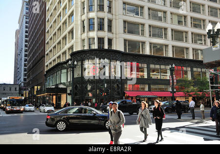 Ornate Iron Works all'entrata di che cosa ha usato essere Chicago's Carson Pirie Scott store su State Street. Ora un negozio di destinazione. Foto Stock