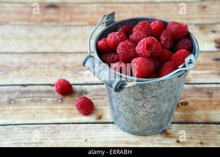Lamponi freschi in un piccolo cucchiaio su tavole di legno Foto Stock