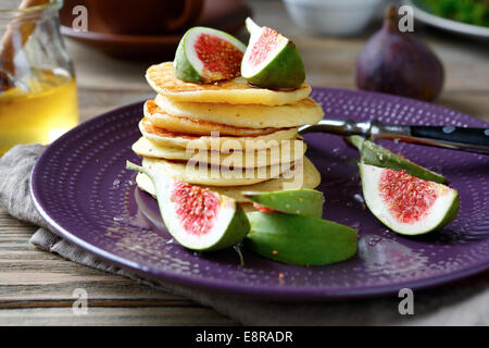 Pila di pancake con fichi e miele, cibo close up Foto Stock