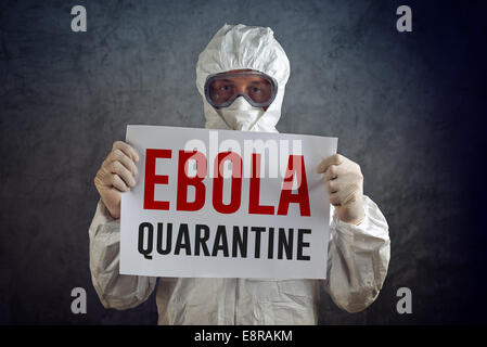 Ebola segno di quarantena detenute da medico cura healh Lavoratore che indossa mantellina protettiva, glowes, maschere e occhiali di protezione. Foto Stock