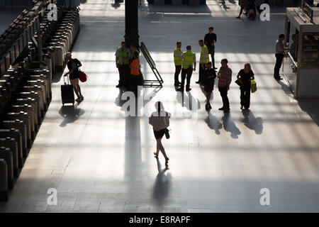 A piedi passeggero verso i cancelli del biglietto presso la stazione del treno. Foto Stock