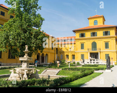 Lenbachhaus (Lenbach edificio) e la sua staedtische Galarie (pinacoteca comunale) vicino a Konigsplatz a Monaco di Baviera, Germania. Foto Stock