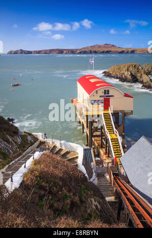 St David RNLI stazione a San Giustiniano in Il Pembrokeshire Coast National Park, acquisite tramite un lungo la velocità dello shutter. Foto Stock