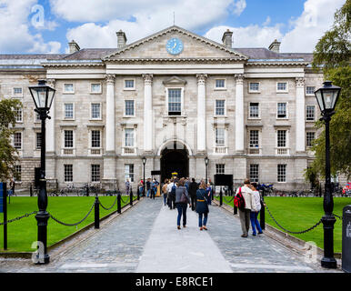 Regent House e percorso per cancello anteriore dalla piazza del Parlamento, il Trinity College di Dublino, Repubblica di Irlanda Foto Stock