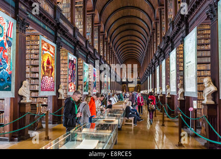 Biblioteca del Trinity College. La sala lunga nella vecchia libreria del Trinity College di Dublino, Irlanda - Il Libro di Kells è mantenuto in un altra parte della libreria Foto Stock