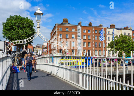 L'Ha'penny Bridge sul fiume Liffey nel centro della città, a Dublino Repubblica di Irlanda Foto Stock