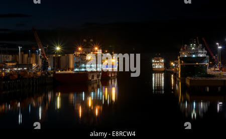 Aberdeen Harbour di notte Foto Stock