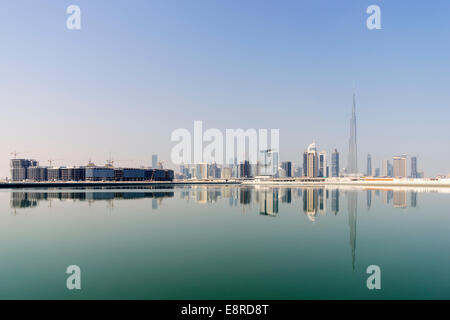 Vista attraverso il torrente verso la skyline di Dubai e Burj Khalifa al Business Bay in Emirati Arabi Uniti Foto Stock