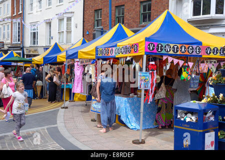 Gli amanti dello shopping in un mercato in stallo, Stourbridge Carnevale parte del Black Country Festival, abbassare High St, Stourbridge, West Mids, REGNO UNITO Foto Stock