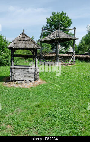 Rustico in legno rumeno di draw-ben fontana in Maramures, Romania. Foto Stock