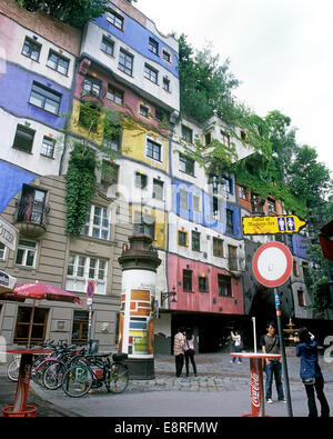 Hundertwasserhaus, Vienna. Conosciuta anche come la casa di Hundertwasser-Krawina Foto Stock